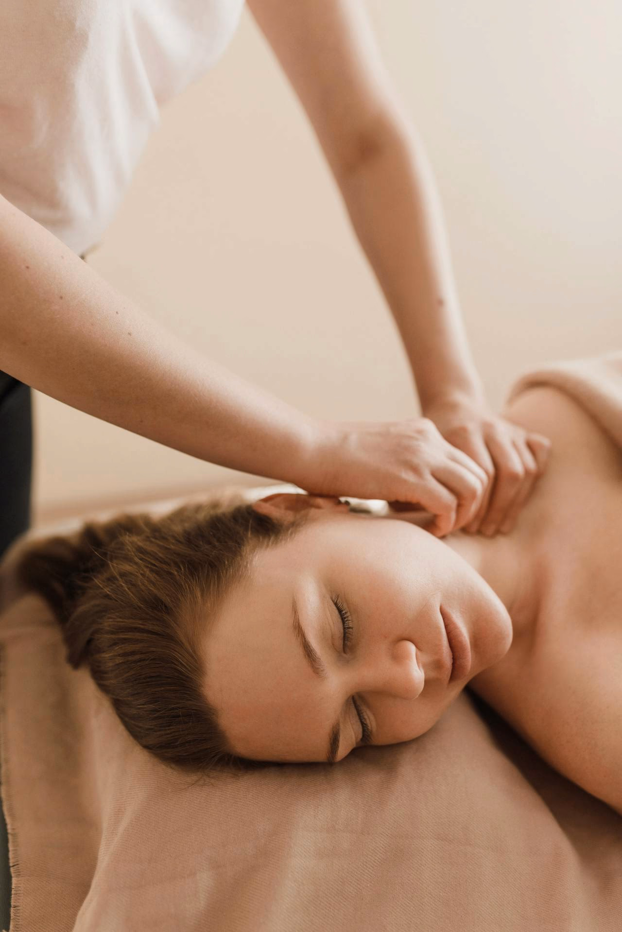 Frau entspannt auf einer Massageliege