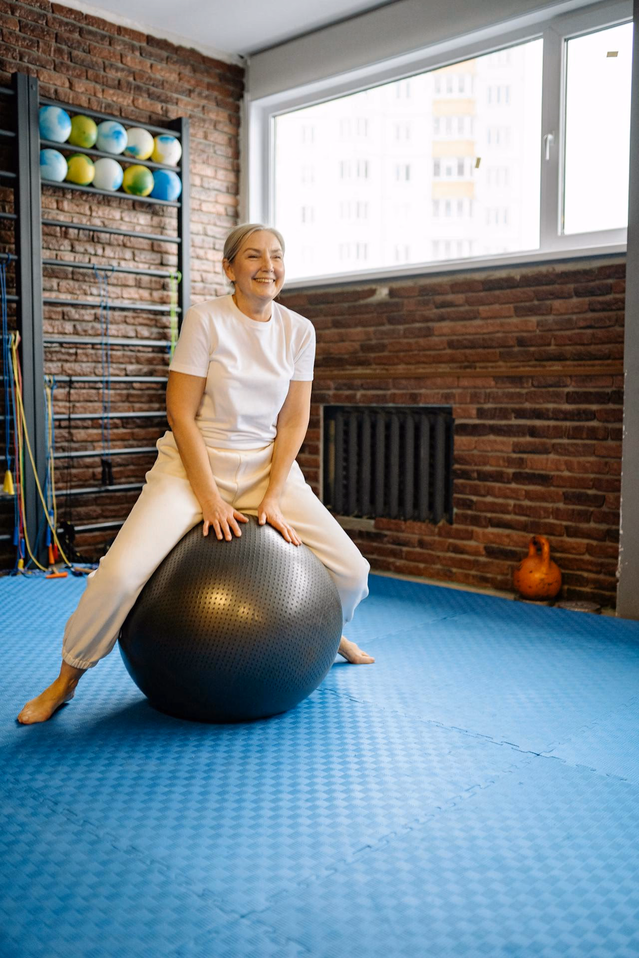 Frau sitzt auf einem Gymnastikball