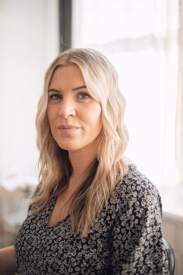 Frau mit blonden Haaren im Büro